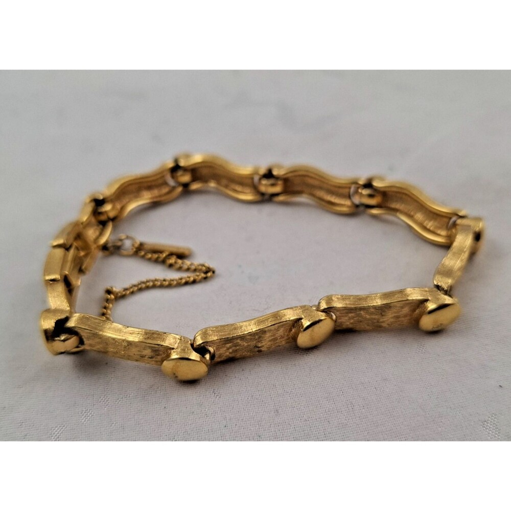 Vintage 60s/70s Monet Gold-Tone Wave Link Safety Chain Clasp Bracelet-6.5 Inch